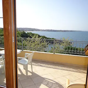 villa-via-pontica.sozopol-hotels.com/